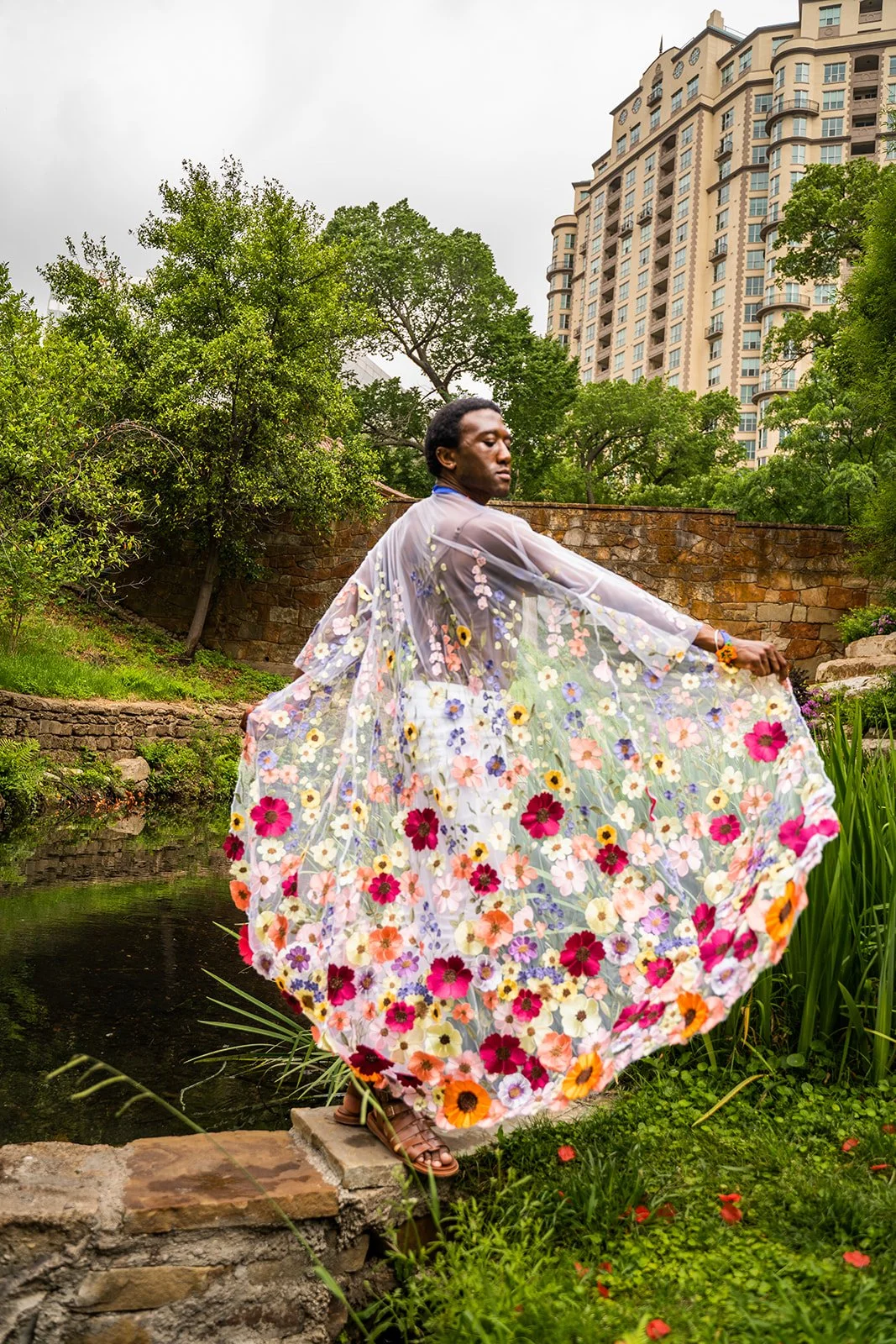 【美品】deres デレス　Fleur dual color stole Pre- Order* Embroidered Pressed Floral Duster — Terrance Williams